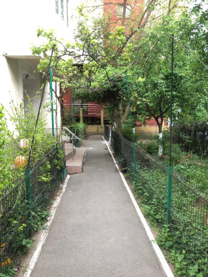 Green Apartment With Terrace 12 Bucarest Esterno foto
